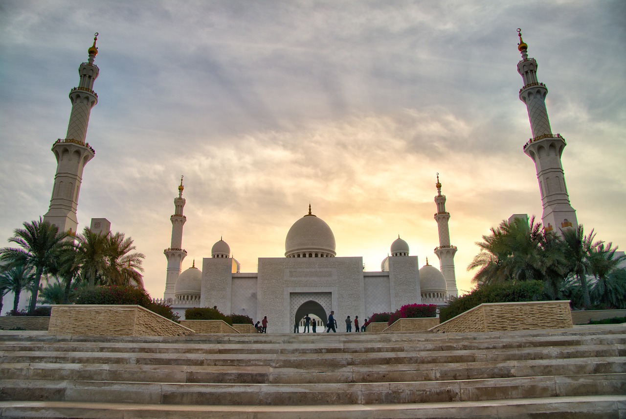 Abu Dhabi: Exploring the Stunning Cultural Heritage and Luxurious Amenities